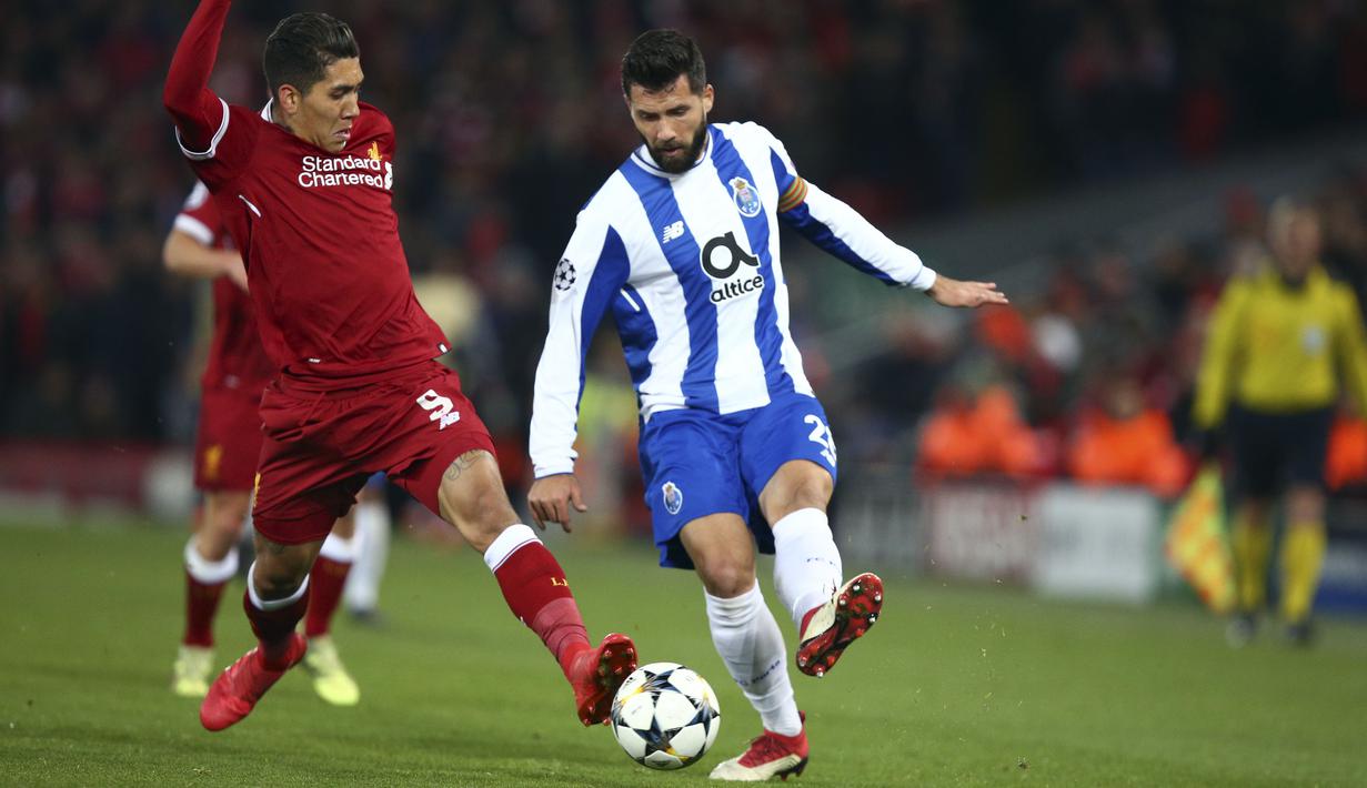 Pemain Liverpool, Roberto Firmino (kiri) berebut bola dengan pemain Porto, Felipe pada leg kedua Liga Champions di Anfield Stadium, Liverpool, (6/3/2018). Liverpool bermain imbang 0-0. (AP/Dave Thompson)