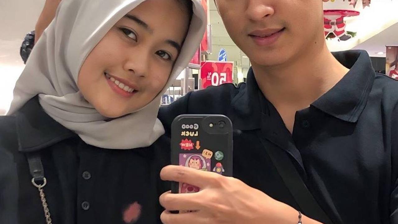 Seperti inilah momen kala keduanya berfoto bersama. Sinta dan pacarnya kompak tampil dengan busana senada berwarna hitam.