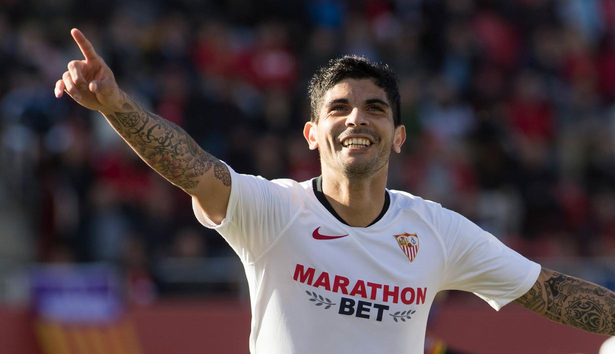 2. Ever Banega - Gelandang asal Argentina ini pernah mengalami cedera lutut pada 2012 akibat kekonyolannya sendiri. Banega mengalami patah tulang akibat terlindas roda mobilnya sendiri saat mengisi bahan bakar karena lupa mengatur rem tangan. (AFP/Jaime Reina)