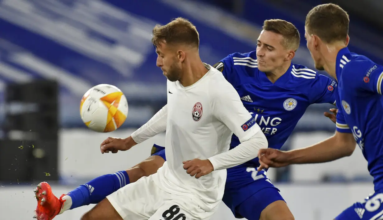 Pemain Zorya Luhansk Vladlen Yurchenko (80) berebut bola dengan pemain Leicester City Timothy Castagne pada pertandingan Grup G Liga Europa di Stadion King Power, Leicester, Inggris, Kamis (22/10/2020). Leicester City menang 3-0. (AP Photo/Rui Vieira)