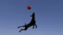 Seekor anjing melompat saat mencoba menangkap mainannya dalam kompetisi Splash Dogs di Costa Mesa, California (28/4). Dalam kompetisi ini para anjing menunjukkan ketangkasannya. (AFP/Mark Ralston)