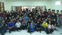 Program Persib Goes to School saat menyambangi SMK YAPARI, Kamis (16/3/2023). (Erwin Snaz/Bola.com)