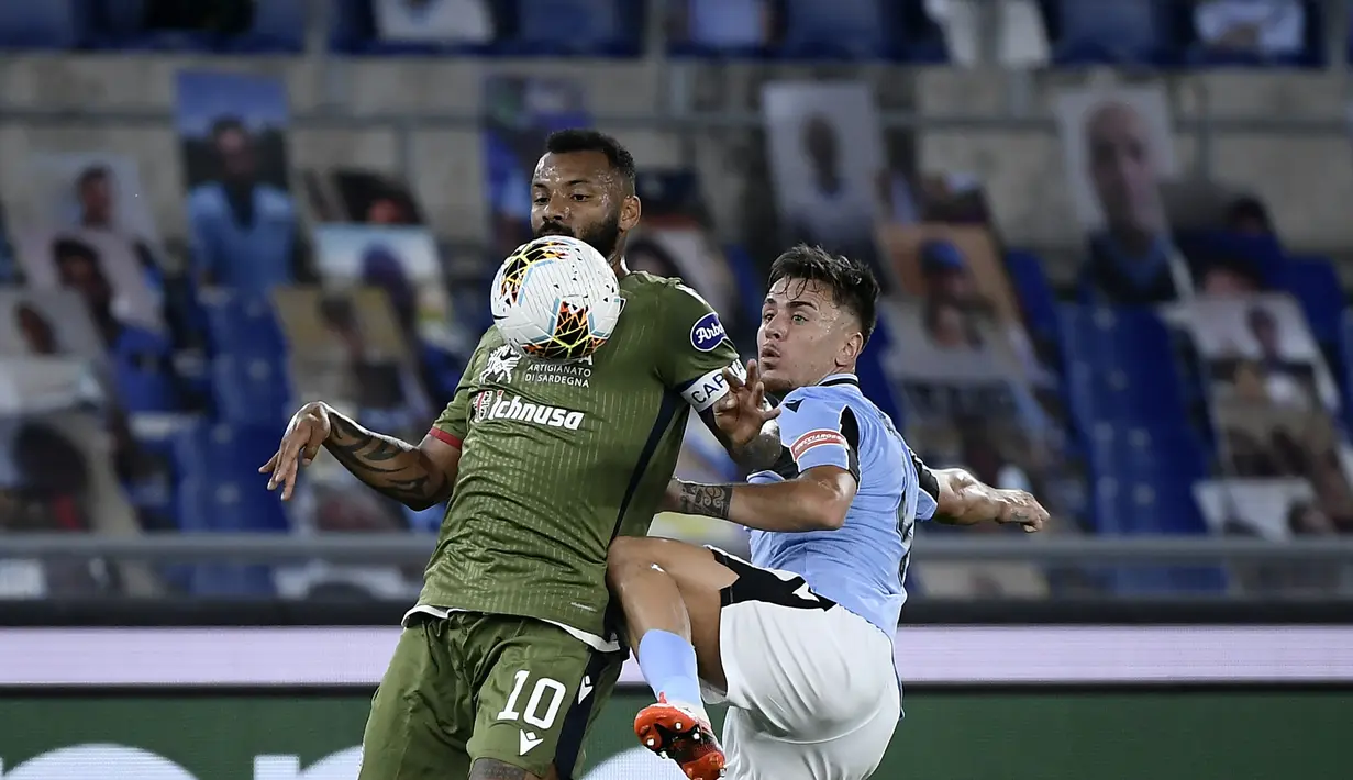 Bek Lazio, Patricio Gabarron, berebut bola dengan gelandang Cagliari, Joao Pedro, pada laga lanjutan Serie A pekan ke-35 di Stadio Olimpico, Jumat (24/7/2020) dini hari WIB. Lazio menang 2-1 atas Cagliari.(AFP/Filippo Monteforte)
