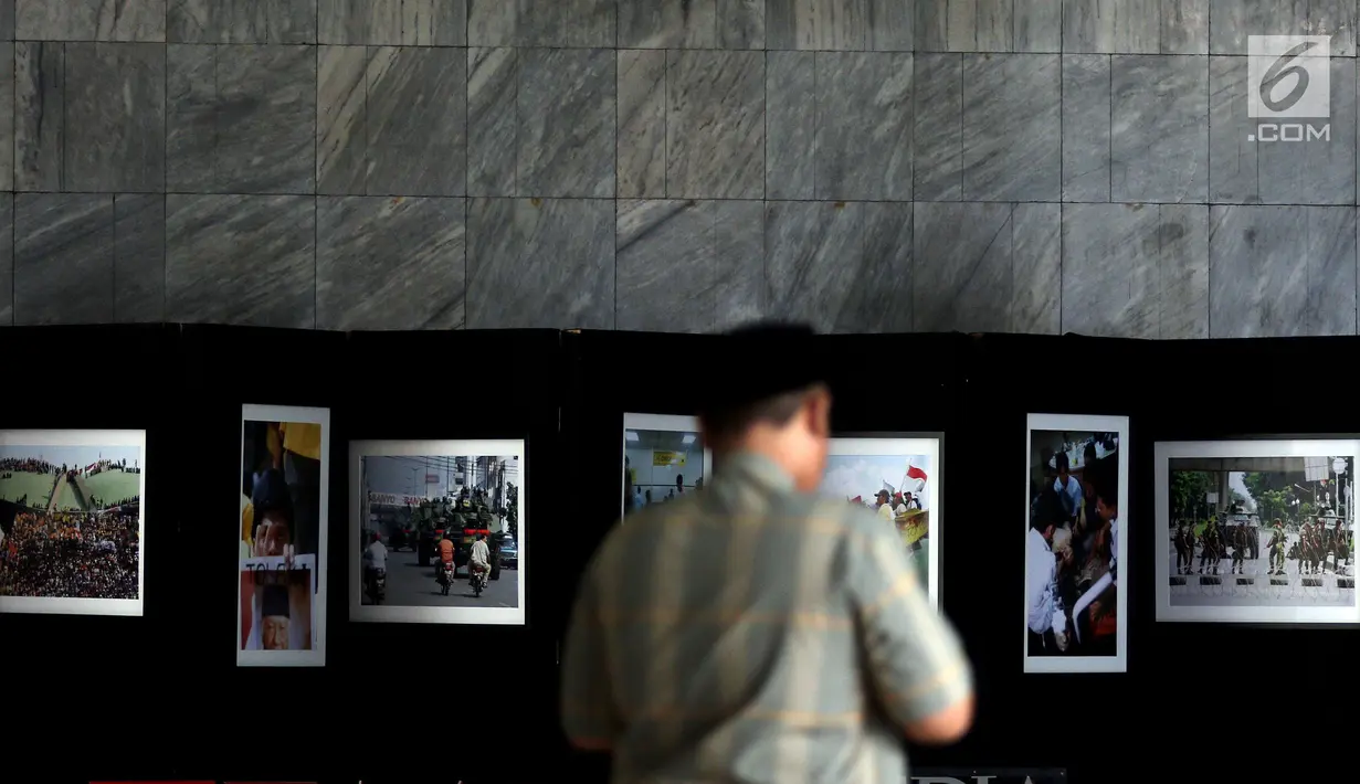 Pengunjung melihat foto-foto peristiwa Reformasi 1998 yang dipamerkan di Gedung Nusantara III, Jakarta, Jumat (11/5). Pameran ini untuk mengenang mereka yang gugur serta amanat perubahan yang belum terlaksana sempurna. (Liputan6.com/JohanTallo)