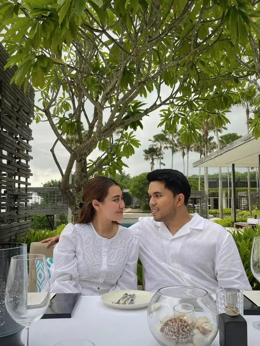Dalam pesta kecil di sebuah resort di Bali, Aaliyah dan Thariq kembali tampil serasi. Aaliyah dengan puffy dress warna putihnya yang simple namun anggun. [@aaliyah.massaid]
