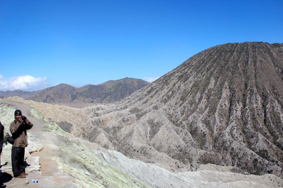 Melihat pesona kawah Gunung Bromo lebih dekat