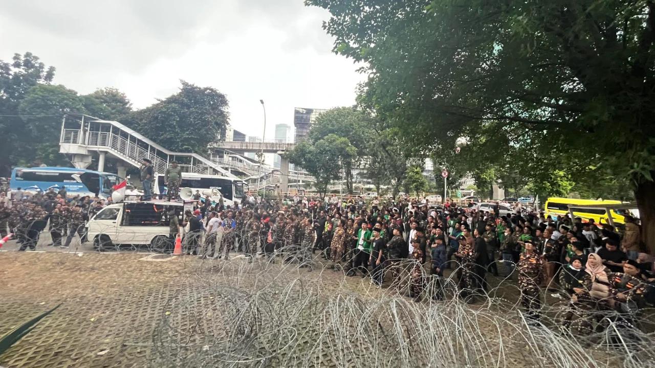 Ratusan Anggota Banser Geruduk Gedung KPK saat Gus Yaqut Diperiksa Tersangka
