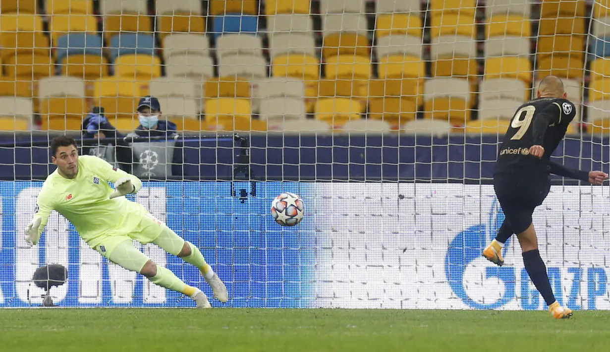 Pemain Barcelona Martin Braithwaite (kanan) mencetak gol ke gawang Dynamo Kyiv pada pertandingan Grup G Liga Champions di Stadion Olimpiyskiy, Kyiv, Ukraina, Selasa (24/11/2020). Barcelona membantai Dynamo Kyiv 4-0. (AP Photo/Efrem Lukatsky)