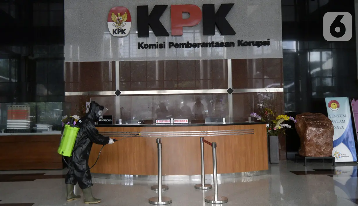 Petugas menyemprotkan cairan disinfektan di lobby Gedung KPK, Jakarta, Jumat (5/6/2020). Langkah tersebut sebagai upaya preventif pencegahan penularan virus corona COVID-19 jelang new normal di tengah pandemi. (merdeka.com/Dwi Narwoko)
