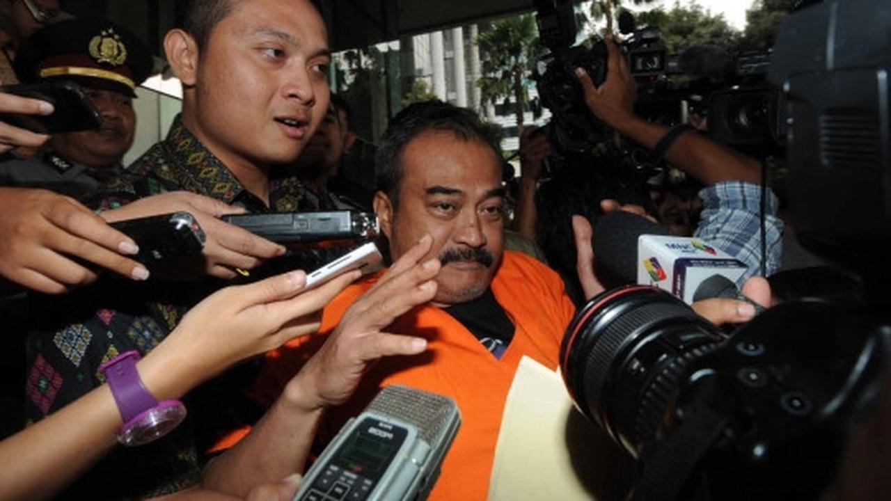 Diperiksa lagi, tersangka penyuap Dewie Yasin pasang muka nyengir
