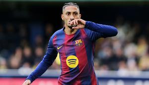 Selebrasi penyerang Barcelona, Raphinha usai membobol gawang Villarreal, Minggu (21/12/2025) (AP Photo/Alberto Saiz)