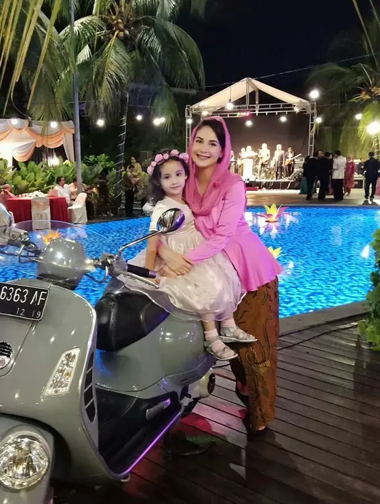 “Tapi kalau boleh jujur, jawaban nya ga tau, dijalanin aja.. 😅 pokoknya buat saya selama hal2 kecil seperti foto diatas masih ada, everything is fine. Try to appreciate small things and see what we have, not what we don't have ❤️ #candid by @bachsinalicia,” lanjutnya. Instagram/arumi_arumi_94)