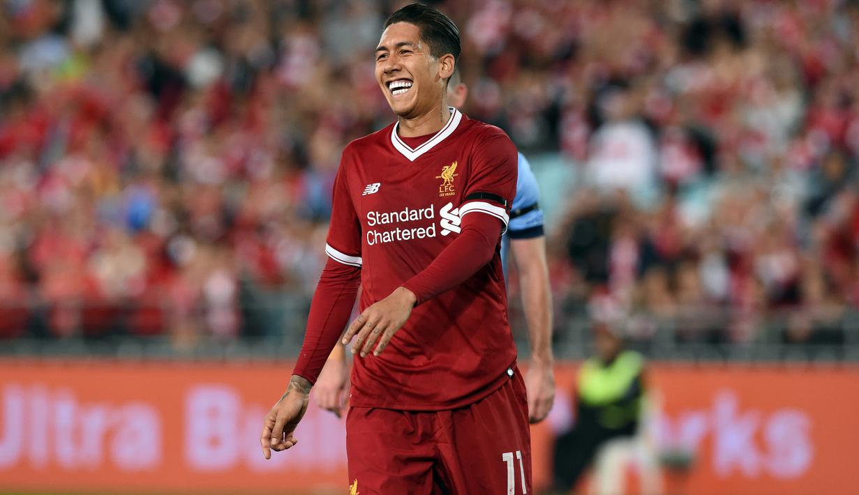 Pemain Liverpool asal Brasil, Roberto Firmino  menggunakan jersey bernomor punggung 11 namun iya harus menggantinya seiring kedatangan Mohamed Salah. Firmino melakukan debut bersama the Reds pada 9 Agustus 2015.  (AFP/Saeed Khan)