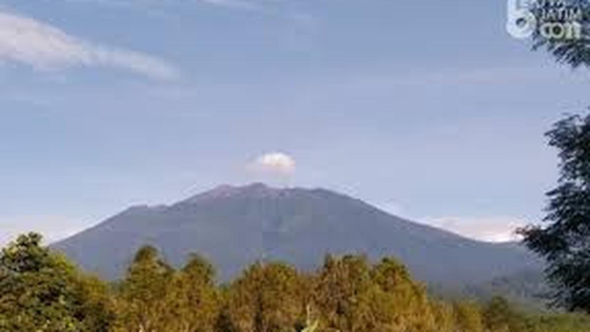 20 Hektare Hutan dan Lahan di Lereng Gunung Raung Kebakaran, Warga ...
