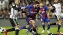 Striker Barcelona, Lionel Messi, berusaha melewati pemain Valencia pada laga leg kedua semifinal Copa del Rey di Stadion Mestalla, Kamis (8/2/2018). Barcelona menang 2-0 atas Valencia. (AP/Alberto Saiz)