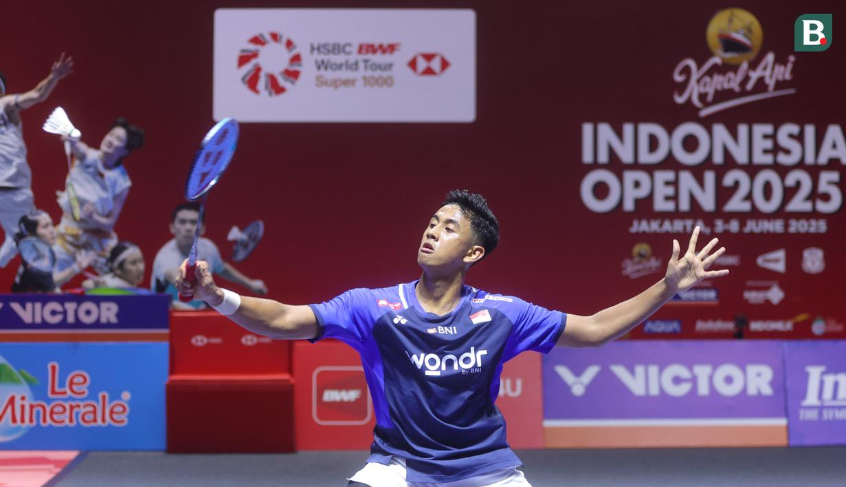 Tunggal putra Indonesia, Alwi Farhan, saat melawan wakil India, H.S. Prannoy pada pertandingan 32 besar Indonesia Open 2025 di Istora Senayan Jakarta, Selasa (3/6/2025). (Bola.com/M Iqbal Ichsan)
