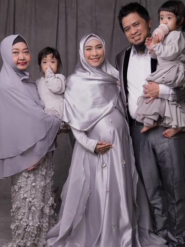 Tiga Kali Operasi Caesar Oki Setiana Dewi Sedih News Entertainment Fimela Com