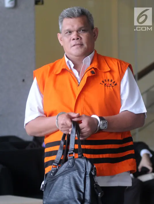 Panitera pengganti PN Jakarta Timur Muhammad Ramadhan usai menjalani pemeriksaan lanjutan di Gedung KPK, Jumat (1/3). Ramadhan terjaring dalam operasi tangkap tangan (OTT) KPK pada 27 November 2018. (Merdeka.com/Dwi Narwoko)