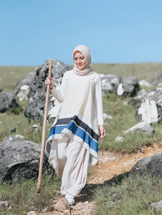 Coba lihat gayanya yang satu ini, ia memilih outfit berwarna putih tulang. Mulai dari busana hingga hijab yang dikenakannya. Pilihan warna tersebut juga cocok dengan warna kulitnya semakin bersinar. (Instagram/ratnagalih)