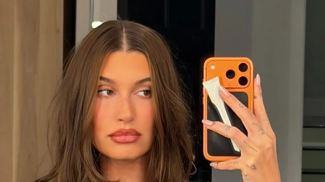 Hailey Bieber Sambut Natal & Tahun Baru dengan Gaya Rambut Long Bob, Diprediksi Jadi Tren 2026