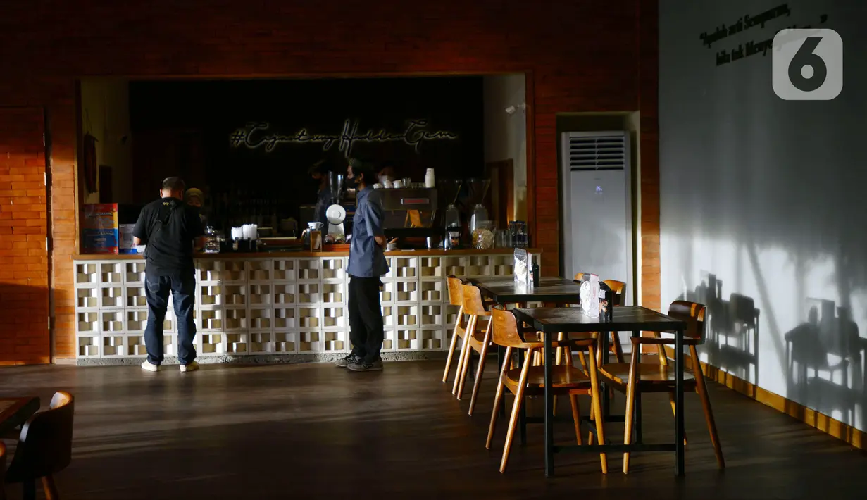 Pegawai melayani pengunjung di Synthesis Huis, Jakarta, Selasa (22/11/2022). Synthesis Huis menjadi destinasi wisata kuliner sambil nonton bareng Piala Dunia 2022. (merdeka.com/Imam Buhori)