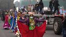 Seorang seniman yang mengenakan masker sebagai tindakan pencegahan terhadap virus corona menari dengan orang lain saat mereka berlatih untuk parade Hari Republik mendatang, di New Delhi, India (17/1/2022). India akan merayakan Hari Republik pada 26 Januari. (AP Photo/Manish Swarup)
