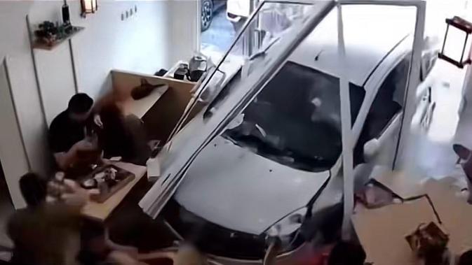 Mobil Tabrak Resto Jepang di Gading Serpong, Diduga Hilang Kendali