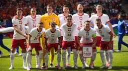 Para pemain starting XI Timnas Polandia berfoto bersama jelang dimulainya laga Grup D Euro 2024 menghadapi Timnas Belanda di Volksparkstadion, Hamburg, Jerman, Minggu (16/6/2024). (AP Photo/Ebrahim Noroozi)