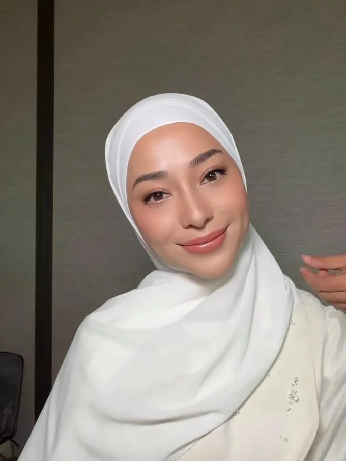 Kini Tampil Berhijab, Pesona Menawan  Nikita Willy Dipulas Clean Makeup Look
