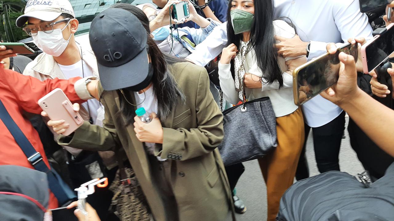 Rachel Vennya tiba di Polda Metro jaya untuk jalani pemeriksaan terkait dugaan kabur dari karantina. (Ady Anugrahadi/Liputan6.com