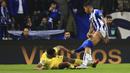 Pemain Inter Milan, Denzel Dumfries (kiri) berusaha merebut bola dari pemain Porto, Galeno dengan menarik celananya hingga melorot pada laga leg kedua 16 besar Liga Champions 2022/2023 di Drago Stadium, Porto, Rabu (15/03/2023) WIB. (AP Photo/Luis Vieira)