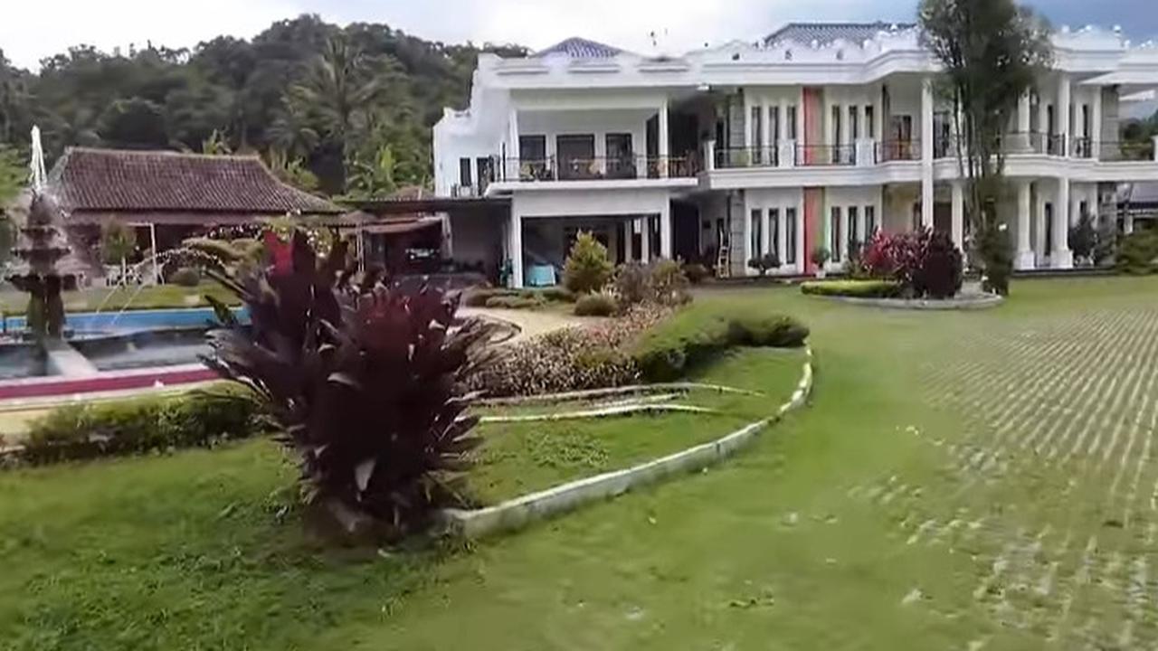 Sejuk dan Asri, Potret Rumah Mantan Bupati Subang Begitu Megah Bak Istana Halamannya Luas Banget