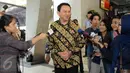 Gubernur DKI Jakarta, Basuki T Purnama (Ahok) menjawab pertanyaan wartawan usai diperiksa di Bareskrim, Jakarta, (21/6). Kedatangannya untuk menjalani pemeriksaan sebagai saksi dalam dugaan korupsi pengadaan UPS. (Liputan6.com/Helmi Afandi) 