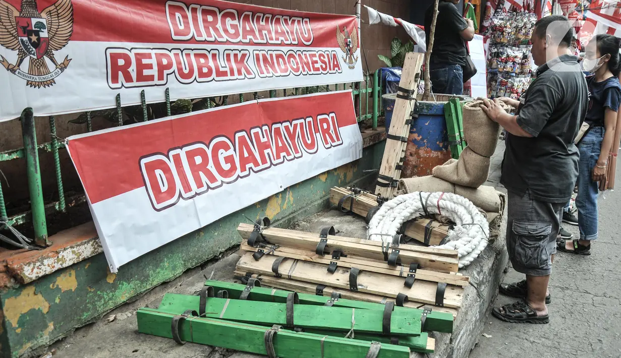 Warga memilih pernak-pernik untuk perayaan Hari Kemerdekaan ke-77 Republik Indonesia di Pasar Jatinegara, Jakarta Timur, Minggu (7/8/2022). Penjualan pernak-pernik perayaan 17 Agustus seperti bendera Merah Putih, alat perlombaan, dan berbagai hiasan Hari Kemerdekaan di Pasar Jatinegara mengalami peningkatan hingga 50 persen dibandingkan tahun lalu seiring meredanya penyebaran Covid-19. (merdeka.com/Iqbal S Nugroho)
