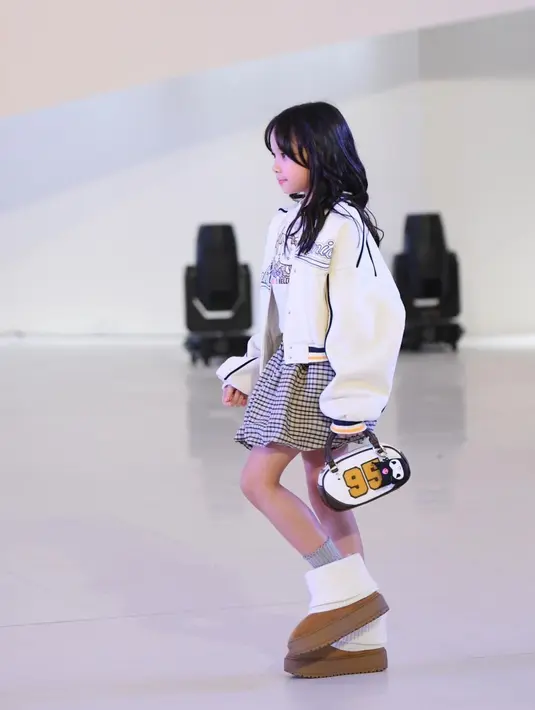 Melengkapi busananya, Gempi berjalan menyusuri runway sambil menjinjing mini bag dengan warna senada [@inigempiii]