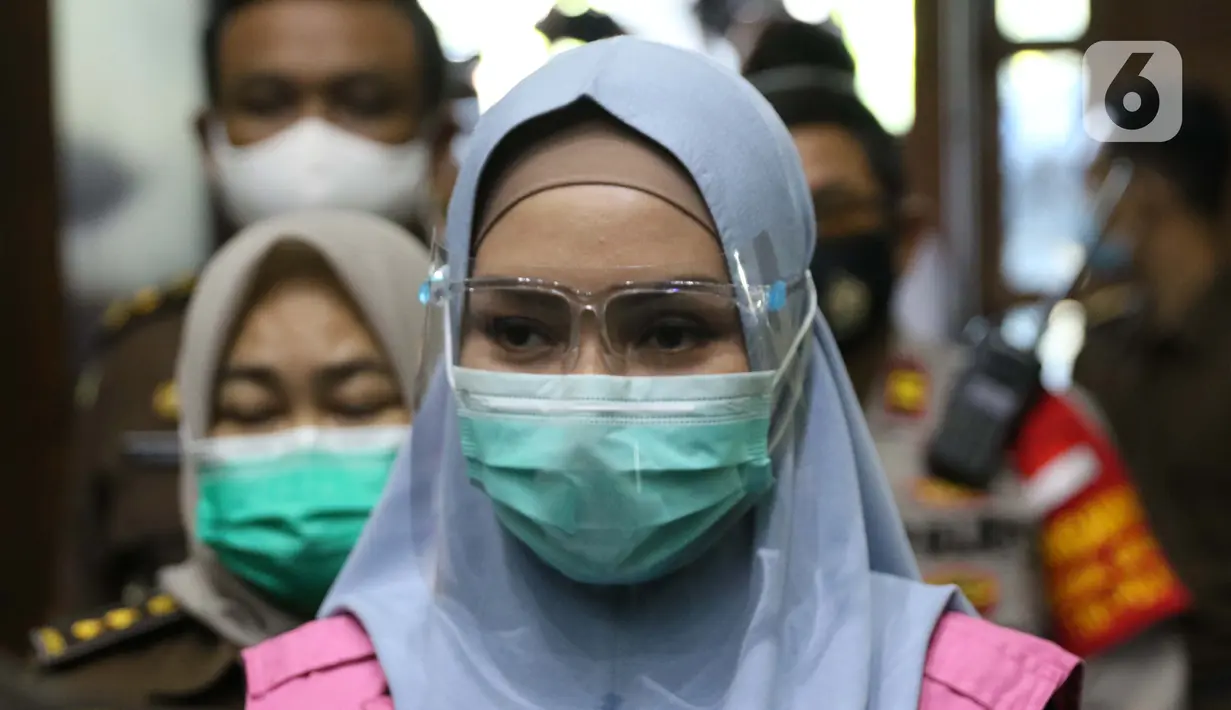 Tersangka dugaan korupsi dan tindak pidana pencucian uang terkait kepengurusan fatwa untuk Djoko Tjandra di Mahkamah Agung, Pinangki Sirna Malasari bersiap menjalani sidang di Pengadilan Tipikor Jakarta, Rabu (30/9/2020). Sidang beragenda pembacaan eksepsi. (Liputan6.com/Helmi Fithriansyah)