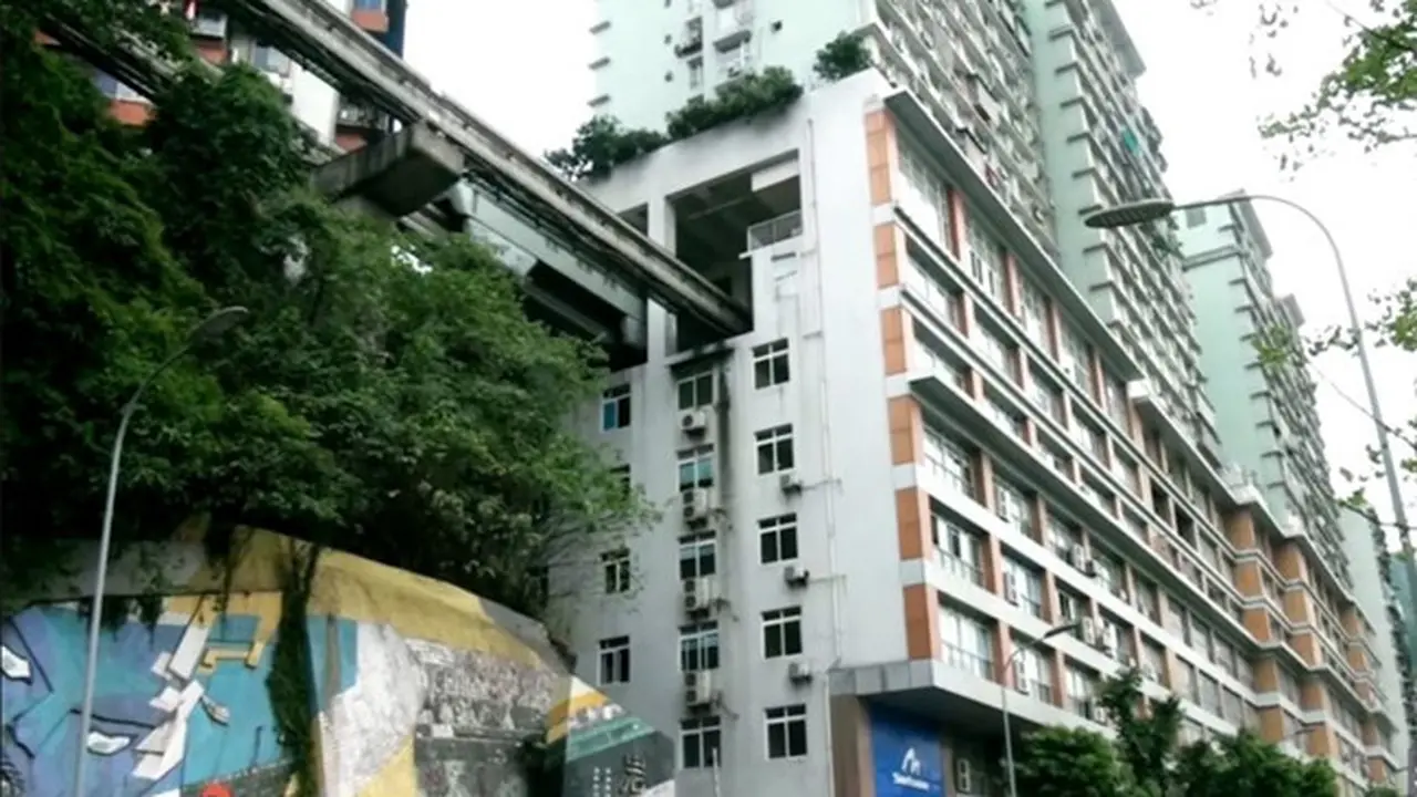Unik, Kereta Api Ini Melintas di Tengah-Tengah Gedung Apartemen