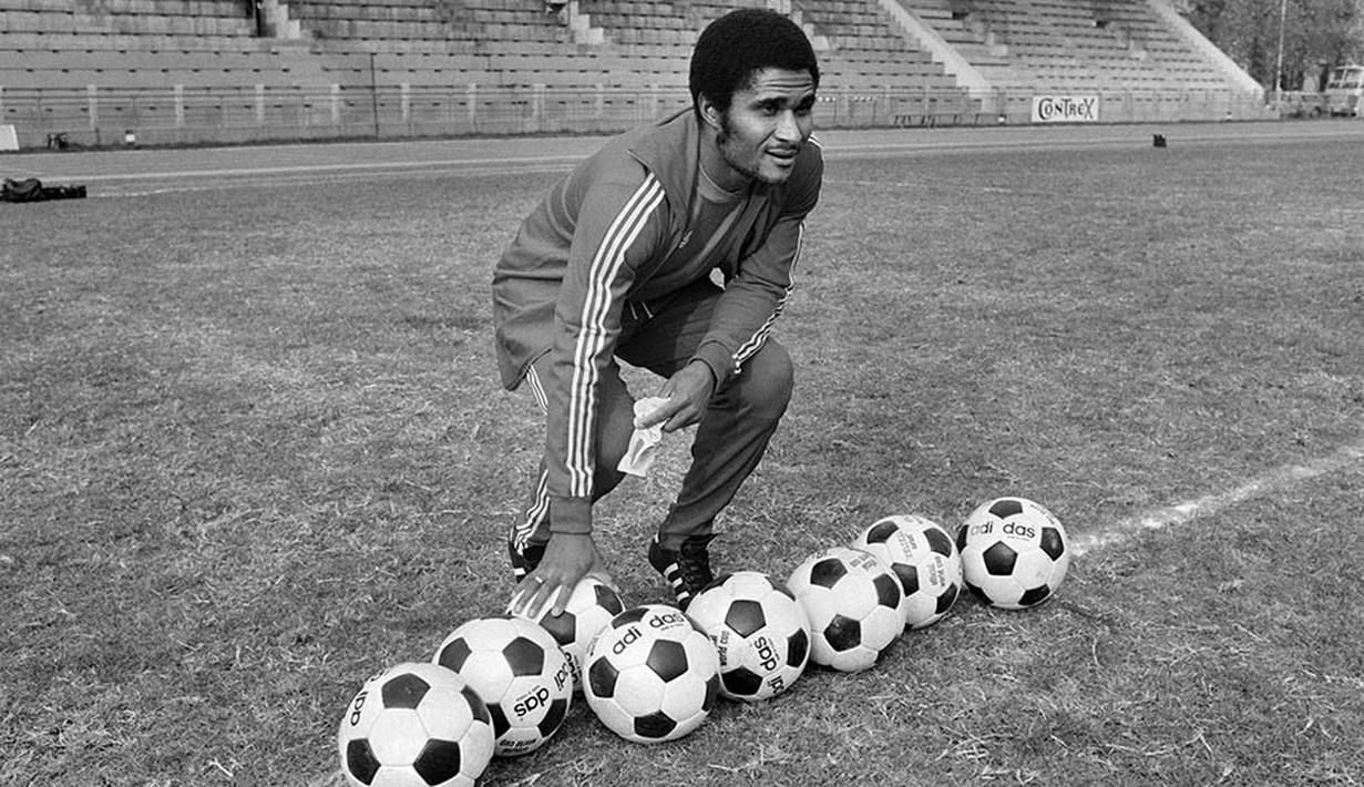 2. Eusebio (Portugal), bintang yang dalam kariernya sukses mencetak 790 gol dari 809 pertandingan ini meraih Ballon d'Or pada tahun 1965. Prestasi terbaiknya bersama Portugal hanya posisi ketiga Piala Dunia 1966. (AFP/Staff)