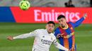 Gelandang Real Madrid, Federico Valverde (kiri) dan bek Barcelona, Clement Lenglet melompat untuk berebut pada pekan ke-30 Liga Spanyol di Estadio Alfredo Di Stefano, Minggu dinihari WIB (11/4/2021). Real Madrid kembali sukses taklukkan rival abadinya Barcelona 2-1.  (JAVIER SORIANO / AFP)