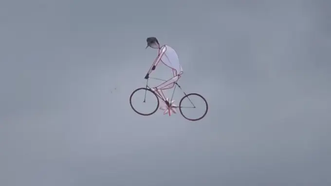 Layangan Ini Bikin Kamu Ingin Main Sepeda di Langit! Seru!