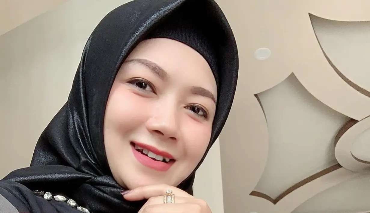 Gaya hijab yang dipilih Ratna pun nampak simpel dan sederhana. Namun, pesonanya selalu terpancar sehingga membuatnya nampak menawan. (Liputan6.com/IG/@ratnaantikamonata_rafcreal_new)