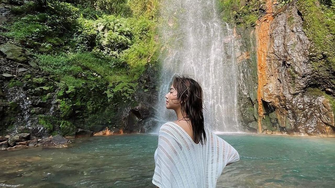 Sangat Menikmati Kesegaran Air Terjun