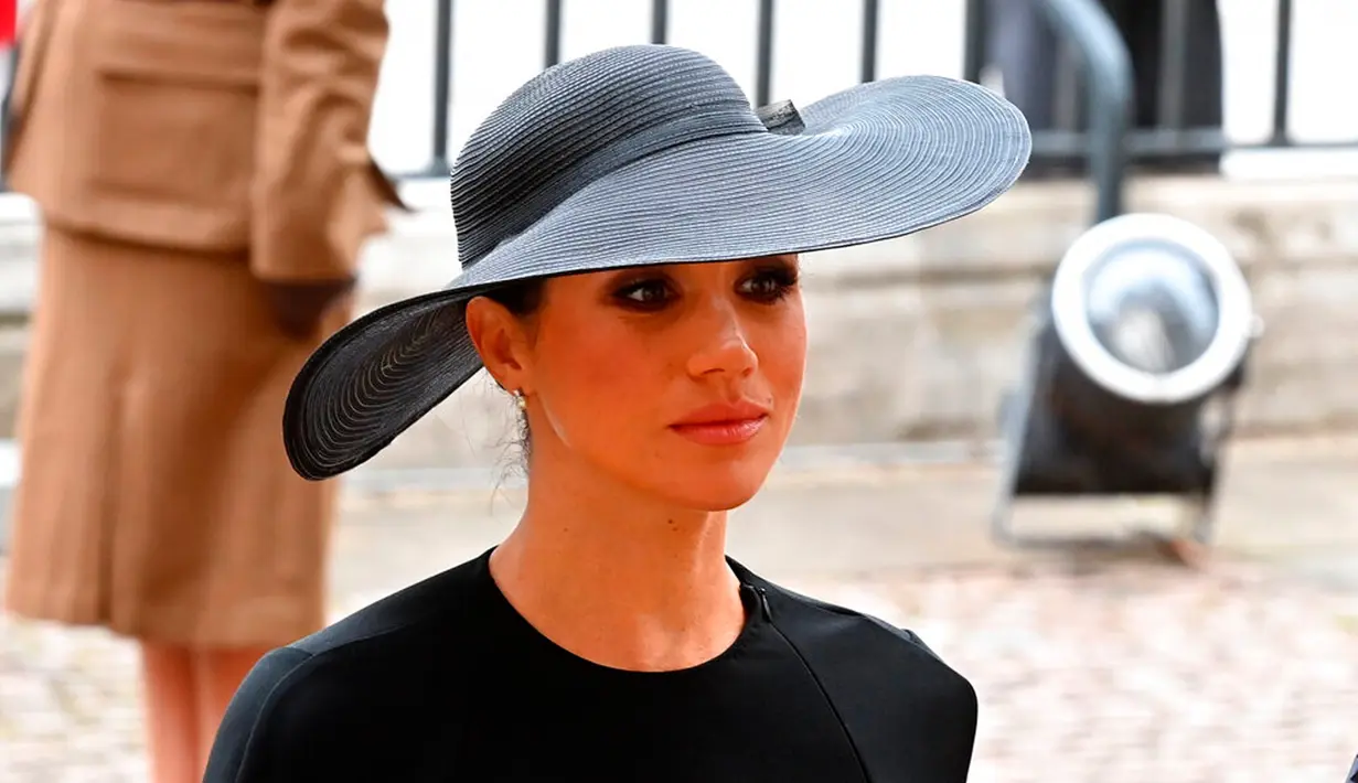 Duchess of Sussex Meghan Markle tiba untuk upacara pemakaman Ratu Elizabeth II di Westminster Abbey, London, Inggris, 19 September 2022. Meghan Markle tampak sering muram kemudian menunduk dengan riasan matanya yang smoky eye selama prosesi pemakaman. (Geoff Pugh/Pool via AP)