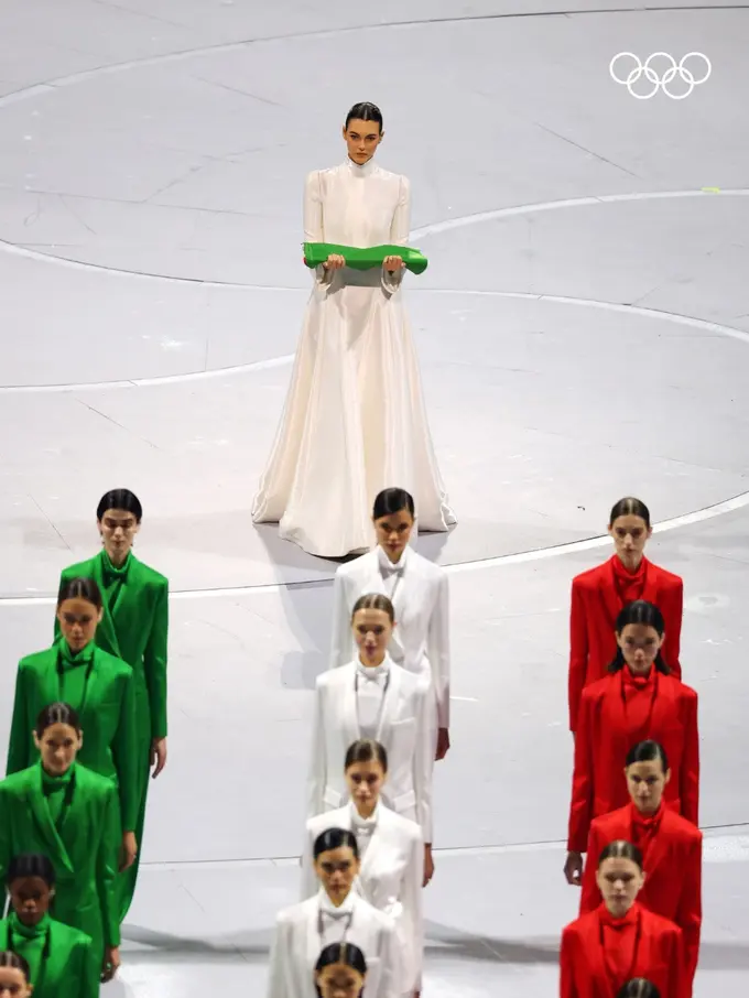 Pasukan Monokrom Jadi Penghormatan Khusus untuk Mendiang Giorgio Armani di Winter Olympics 2026