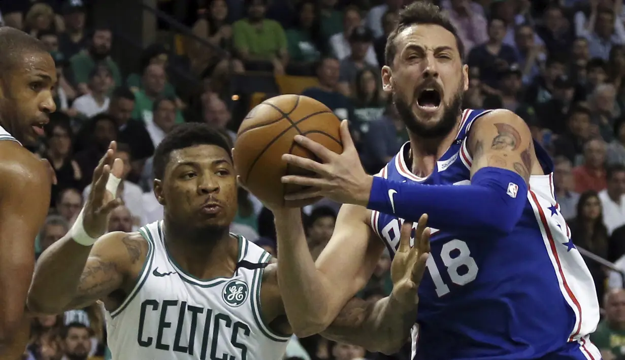 Pemain Sixers, Marco Belinelli (18) menggiring bola melewati adangan pemain Celtics, Marcus Smart (36) pada game kedua semifinal NBA Wilayah Timur di TD Garden, Boston, (3/5/2018). Boston Celtics menang 108-103. (AP/Elise Amendola)