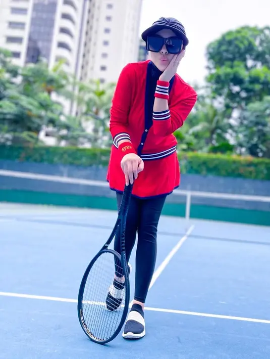 <p>Tak lupa juga ia melengkapinya dengan kacamata. Syahrini tampil tertutup dengan pakaian olahraga yang cocok untuk perempuan berhijab. [Instagram/princessyahrini]</p>