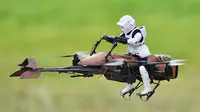 Seorang insinyur meluangkan daya ciptanya mengubah drone menjadi tokoh star Wars.
