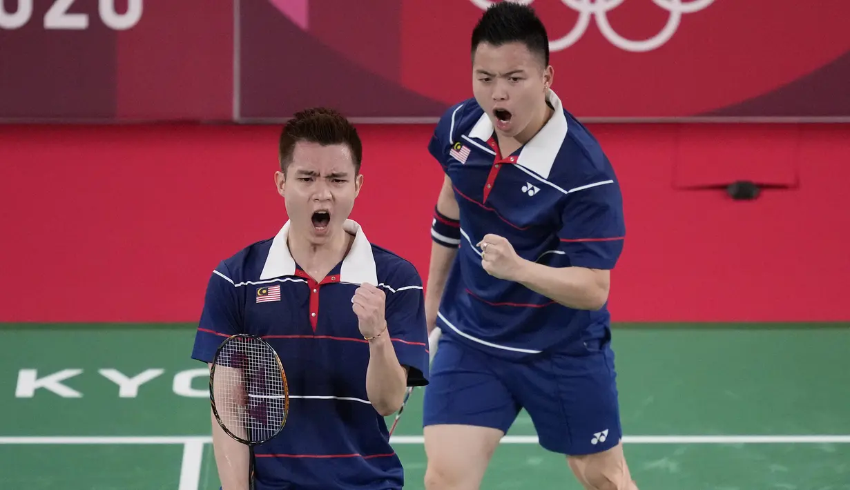 Skor sempat sama 4-4 di awal gim kedua, namun pasangan Malaysia terus tunjukkan permainan baiknya. Pasangan peringkat kesembilan dunia tersebut mampu unggul 11-7 hingga interval gim kedua. (Foto: AP/Dita Alangkara)