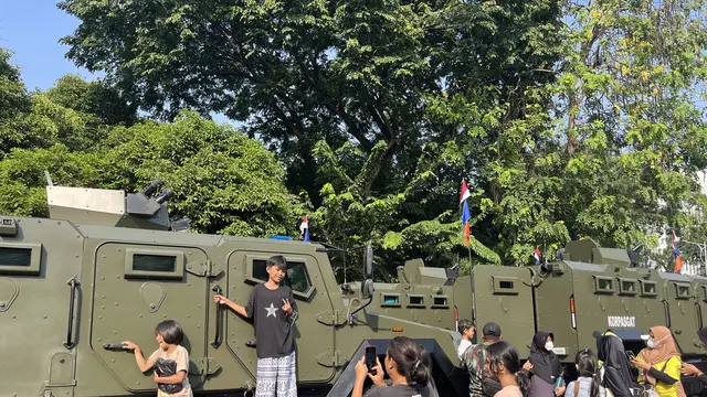 Sejumlah kendaraan militer seperti tank dan mobil taktis diparkir di area kompleks Monas Jakarta.