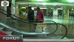 Para pemilik toko mengaku rugi karena sejumlah barang dagangan terendam air bahkan tak ada pembeli yang datang.